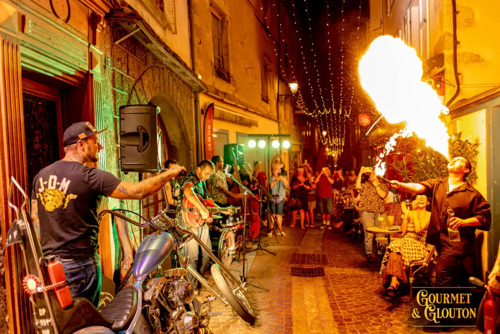 Enzo Petit Dragon réalise une performance de feu pendant le concert de Wild Karma aux Terrasses Musicales de Chaudes-Aigues.