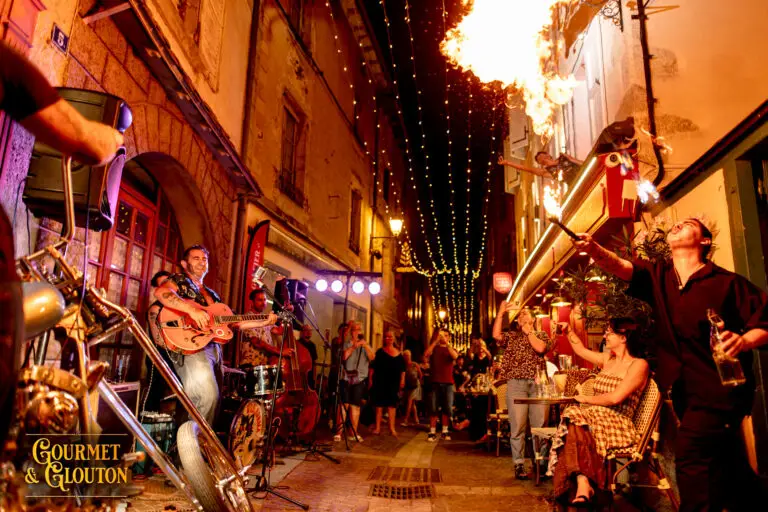 Enzo Petit Dragon crache du feu pendant le concert de Wild Karma aux Terrasses Musicales de Chaudes-Aigues.