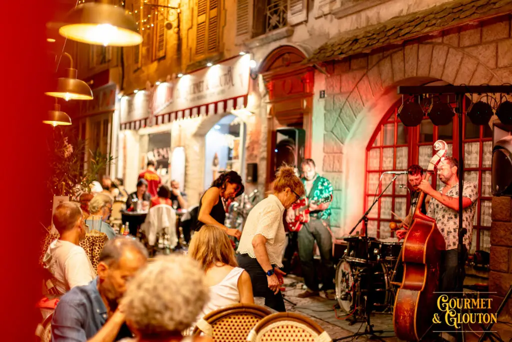 Wild Karma joue devant le public qui danse aux Terrasses Musicales de Chaudes-Aigues, devant Gourmet & Glouton
