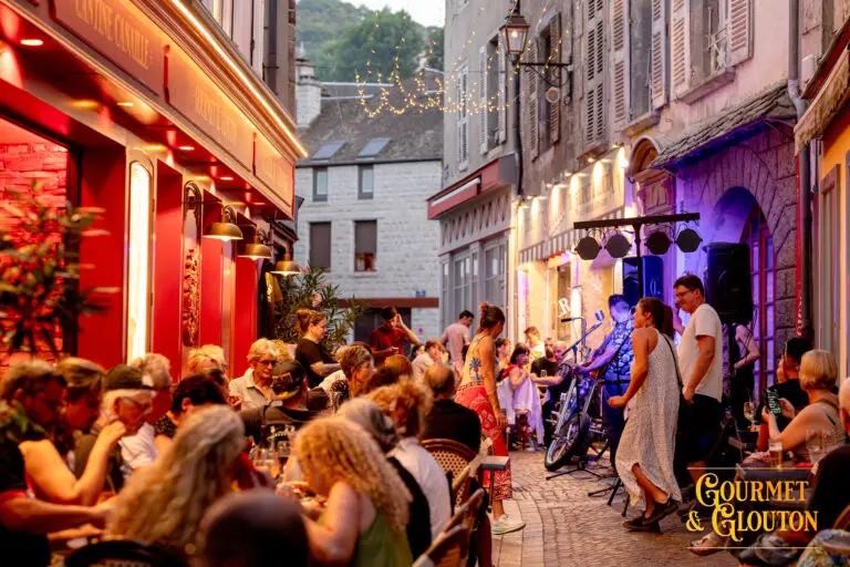Public réuni devant Gourmet & Glouton pendant le concert de Wild Karma aux Terrasses Musicales de Chaudes-Aigues