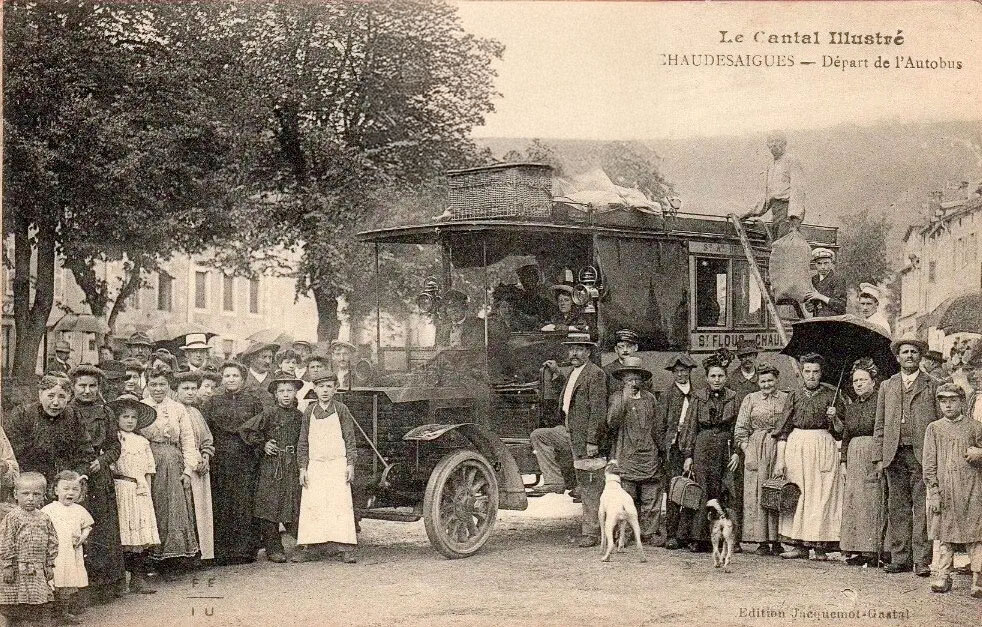 Carte postale ancienne montrant des habitants rassemblés autour de l’autobus reliant Chaudes-Aigues à Saint-Flour.