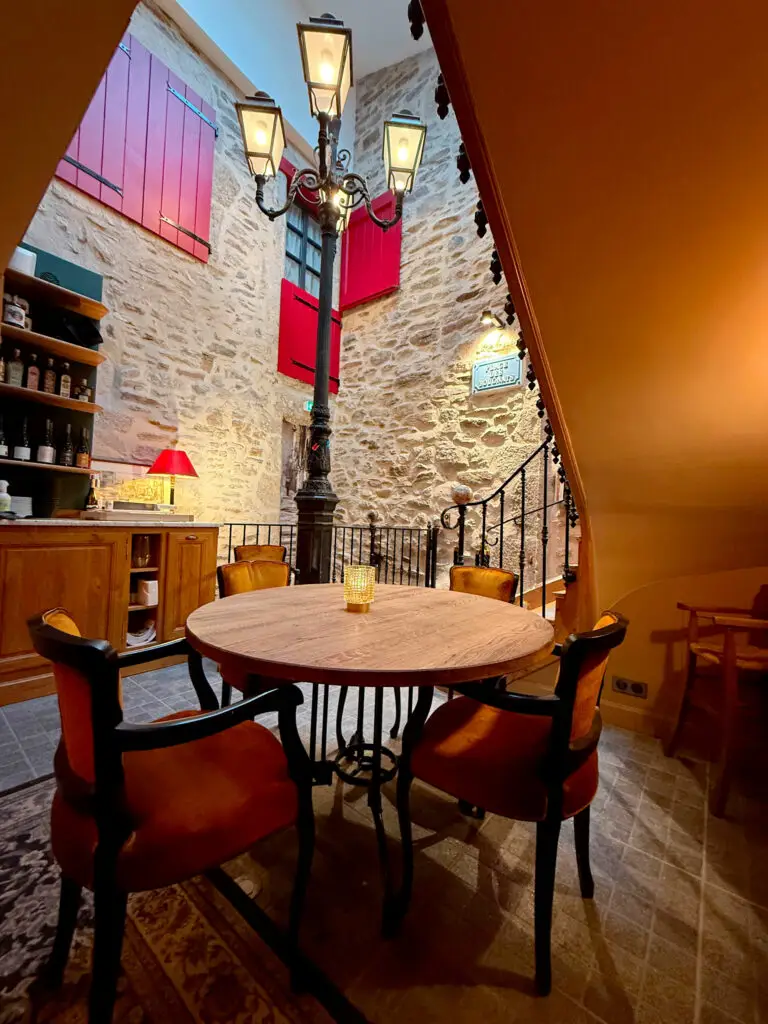 Table 18 dans l’espace place des Bougnats chez Gourmet & Glouton à Chaudes-Aigues