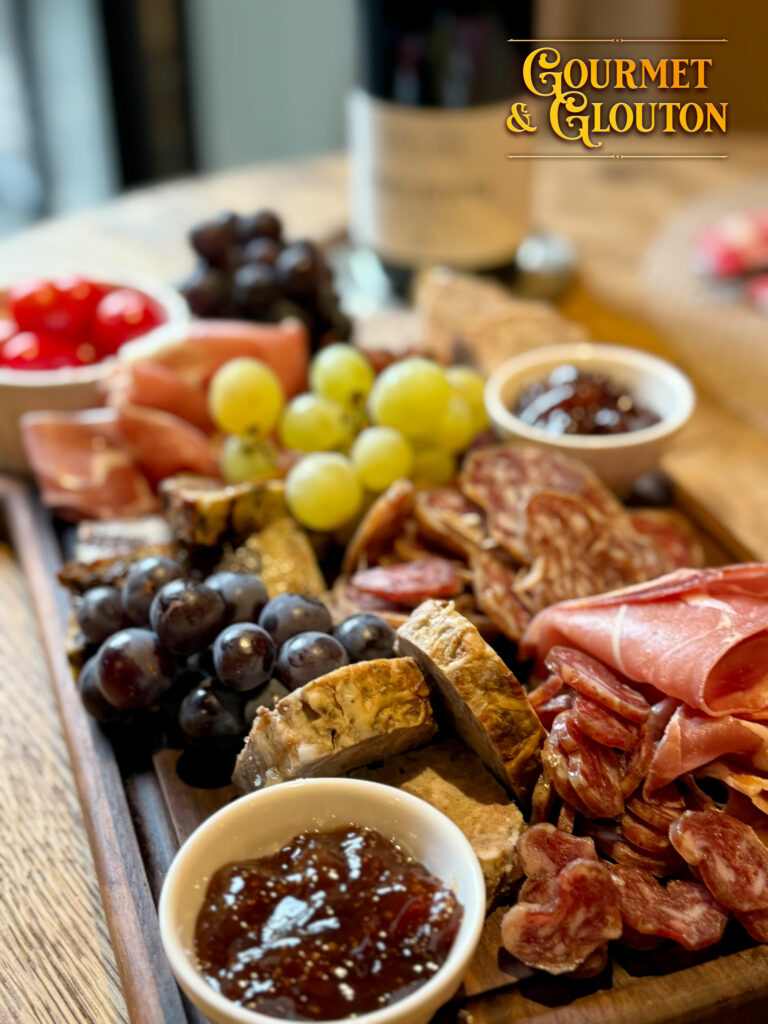Planche de charcuterie et de préparations à partager chez Gourmet & Glouton à Chaudes-Aigues