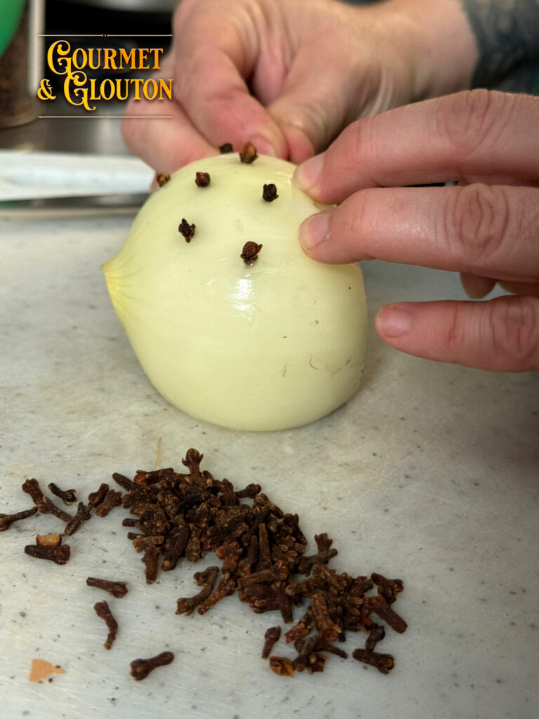 Préparation de l’oignon piqué de clous de girofle pour le pot-au-feu de Cécile